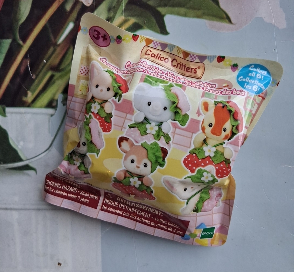 Calico Critters Cutie Collectibles -Very Berry Babies Series Blind Bag